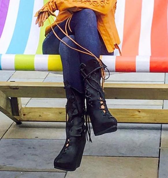 Botas de cuña al tobillo negras de Ms Perfect