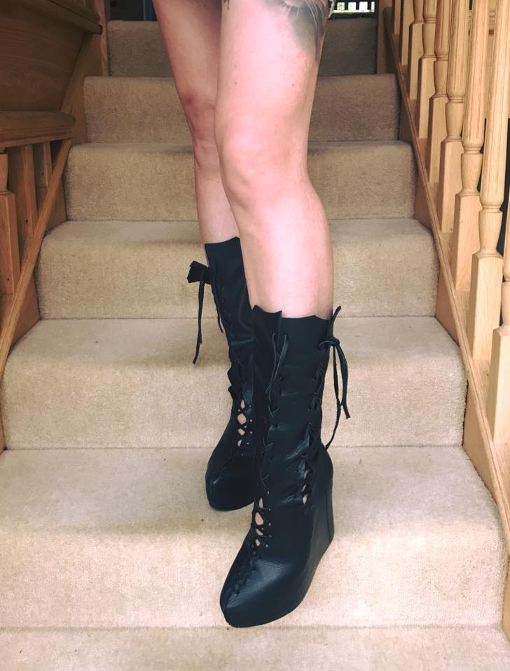 Botas de cuña al tobillo negras de Ms Perfect