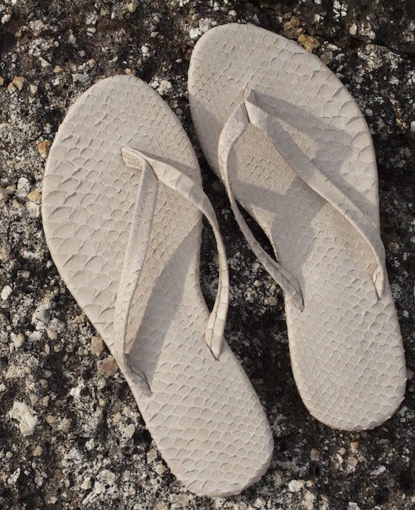Chanclas antiguas de cuero teñidas a mano