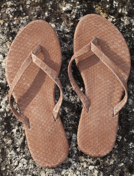 Chanclas antiguas de cuero teñidas a mano