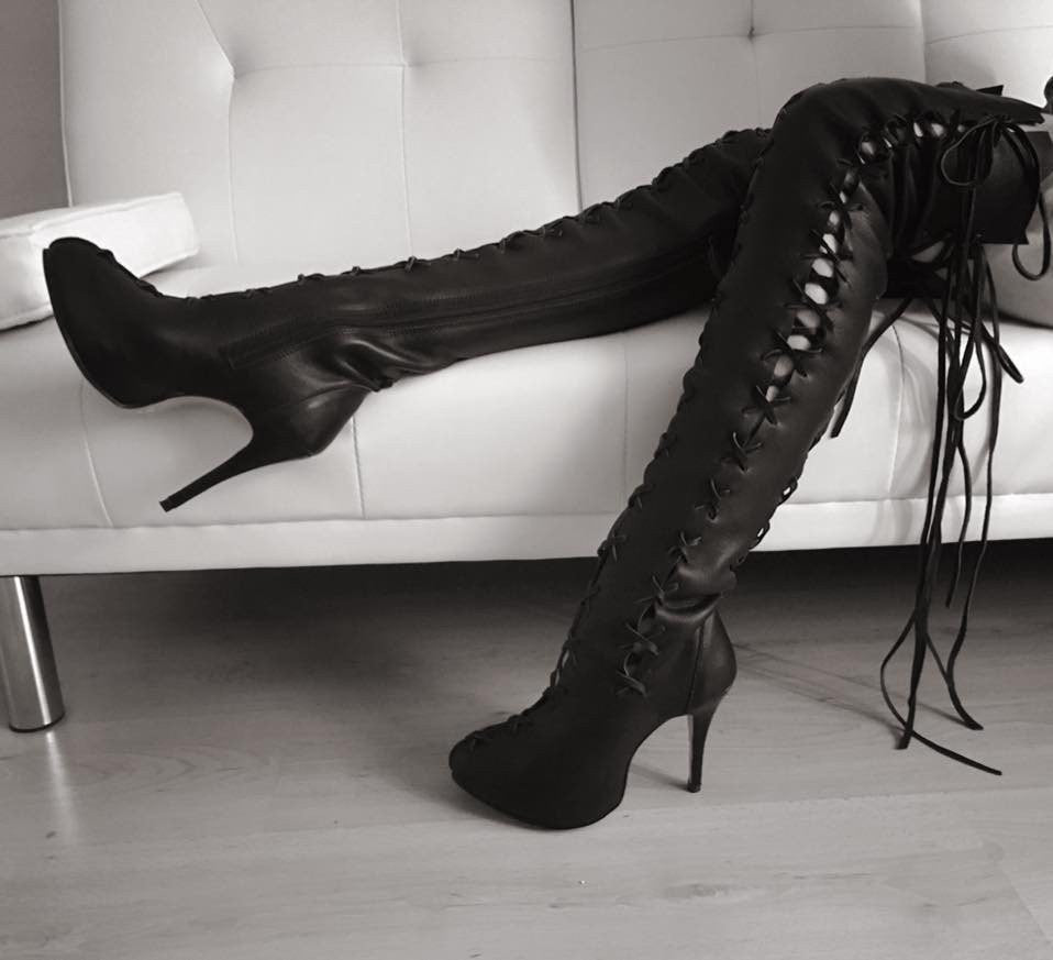 Botas altas hasta la rodilla de cuero negro de Ms Perfect para pedido anticipado