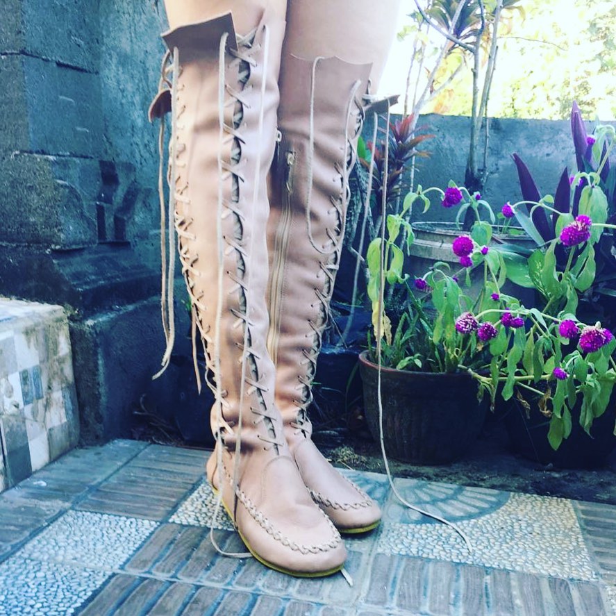 Botas de cuero hasta la rodilla color nude