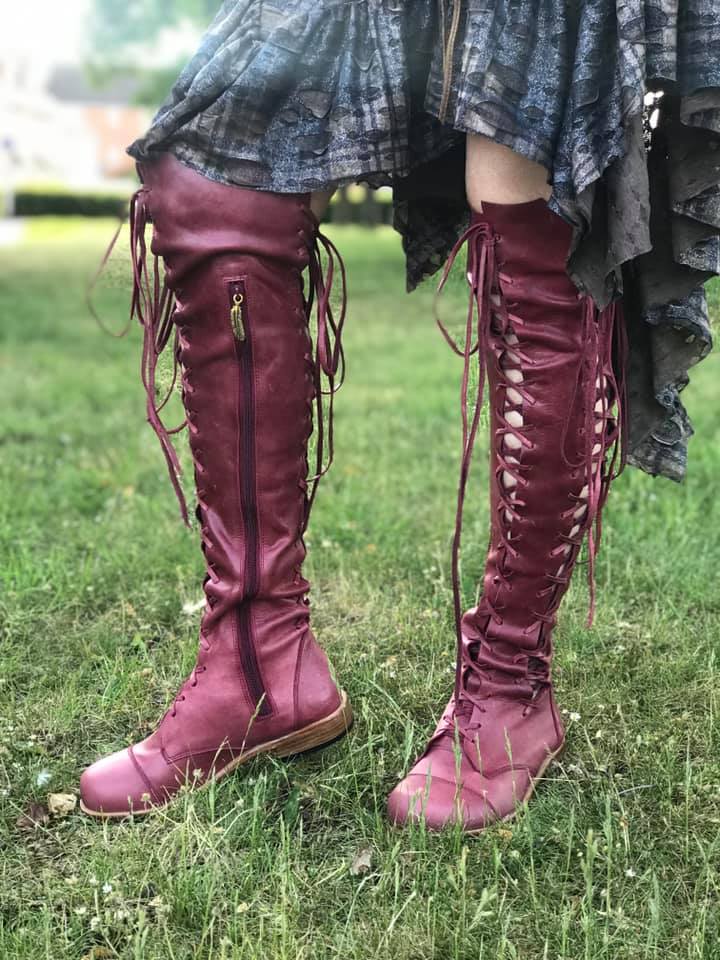 Botas hasta la rodilla 'Clockwork Fairy' en color sangre de buey con suela color canela