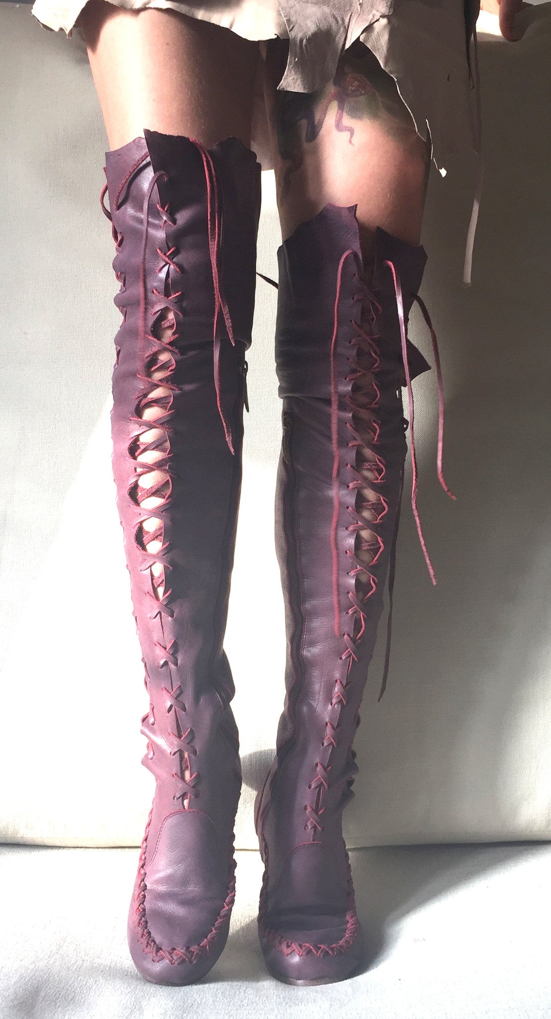 Botas de cuero por encima de la rodilla 'Another Glass of Red' para pedidos anticipados