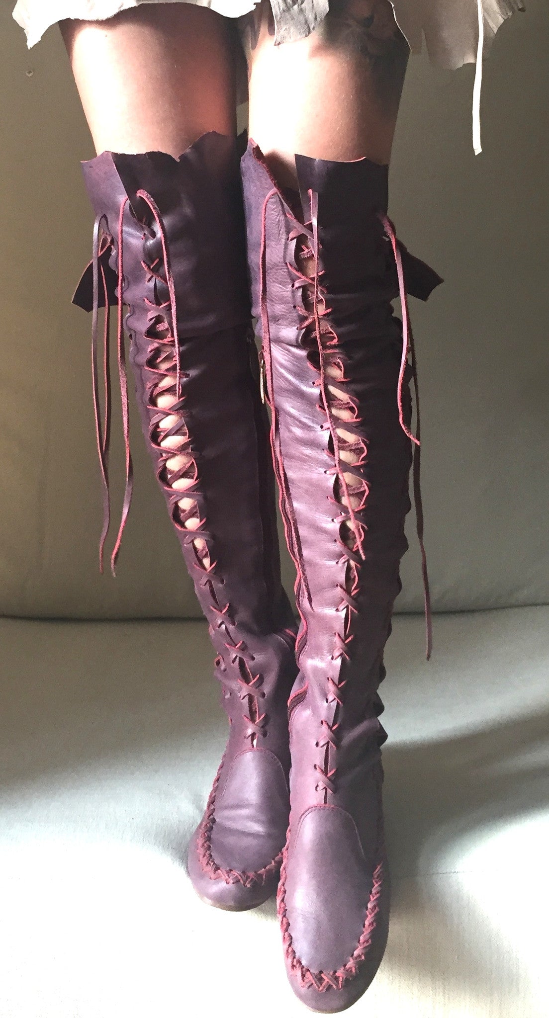 Botas de cuero por encima de la rodilla 'Another Glass of Red' para pedidos anticipados