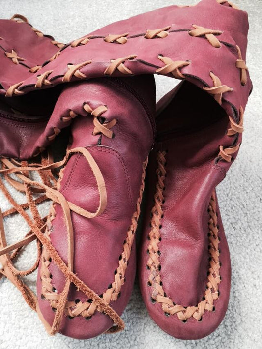 Botas hasta la rodilla granate con cordones color canela